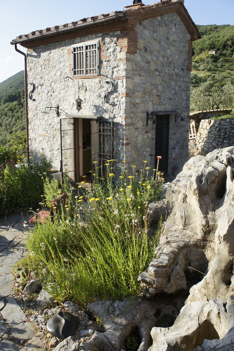 Saniertes Steinhaus (Rustico) inmitten eines Olivenhains in der Gemeinde Lucca (ca. 11.000 m²) (2)