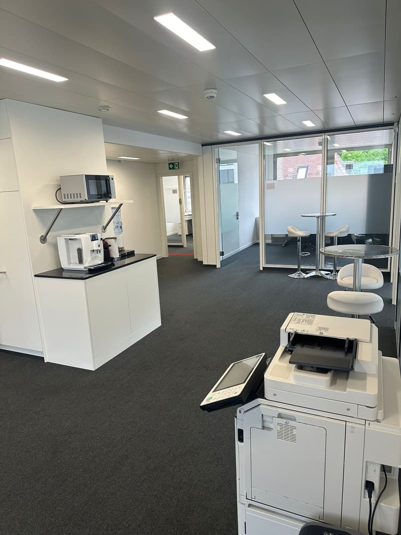 Bright and modern office spaces to rent / Helle und moderne Büroflächen zu mieten (2)