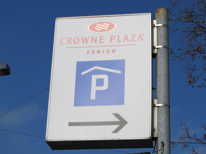 Parking sign for Crowne Plaza, Zurich, with arrow pointing to the right