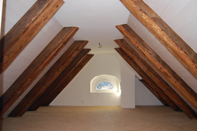 Zusätzlicher Dachraum mit einer Höhe von knapp 2m
