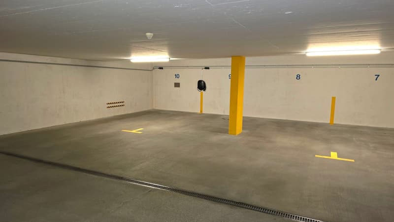 Parkplatz Nr.10 mit Wallbox. (Dieser Garagenplatz kann für 50'000.- CHF zusätzlich erworben werden.