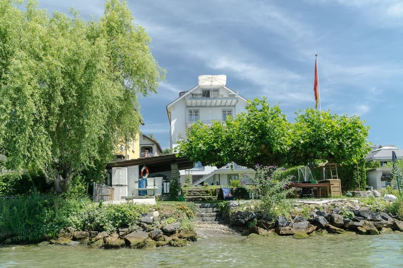 Bijoux: Charmante Wohnung in Männedorf mit einzigartiger Lage direkt am Zürichsee zu vermieten (2)