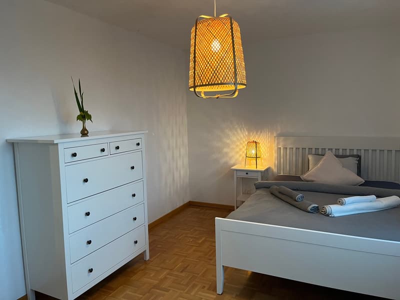 Möbliertes WG-Zimmer in Hünenberg See, Nähe Bahnhof /New furnished room in a big house with garden (1)