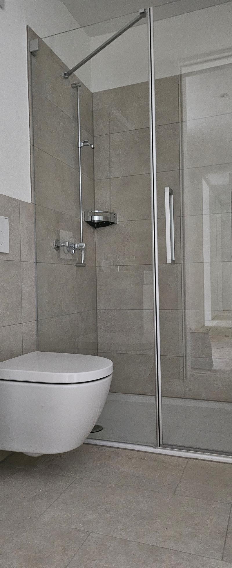 Dusche, WC, Lavabo mit Unterbau und Spiegelschrank