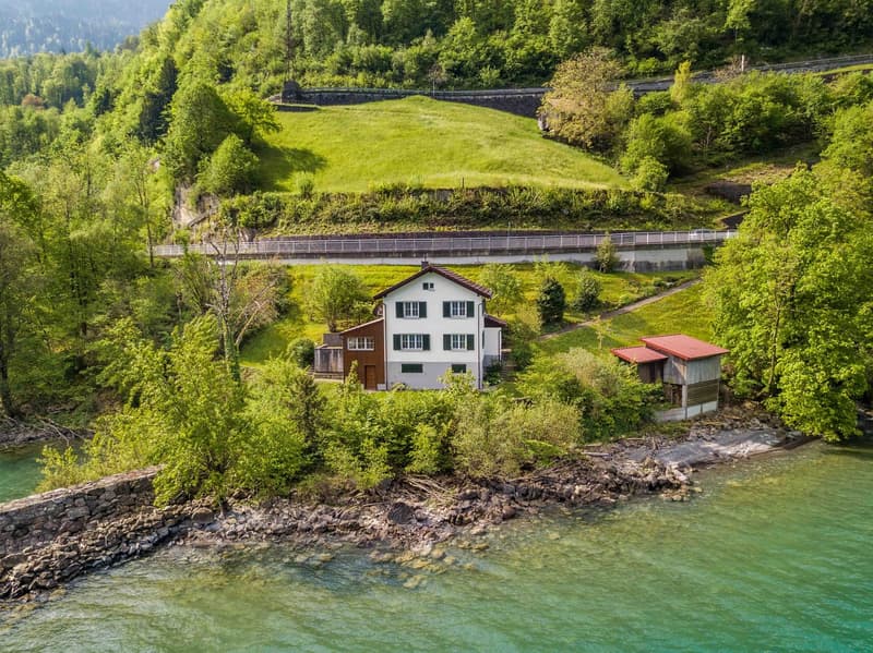 Idyllisches Wohnen direkt am Walensee: Einfamilienhaus mit direktem Seezugang (1)