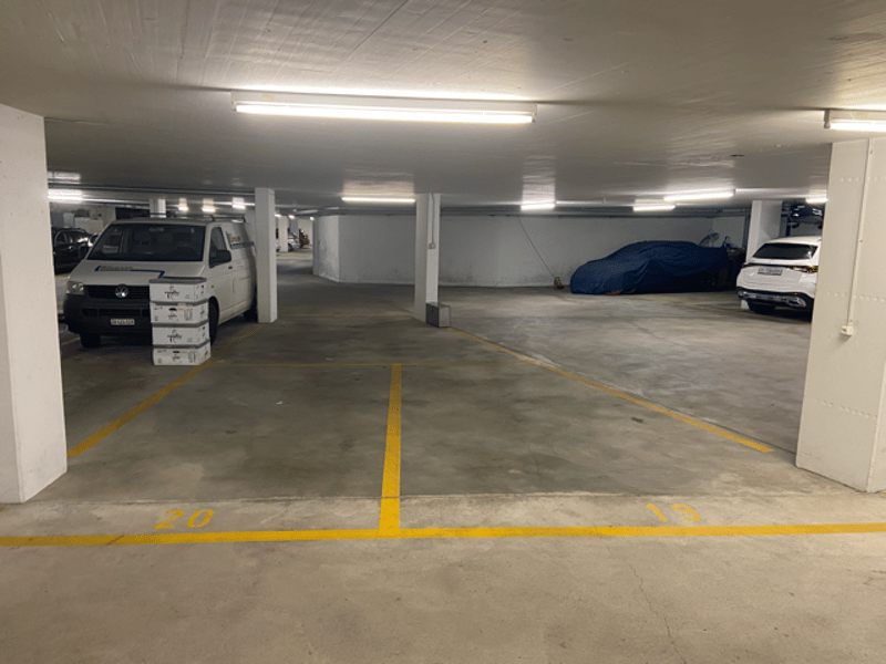 Einstellplätze in der TG: der rechte Platz ist breiter als ein Normalparkplatz