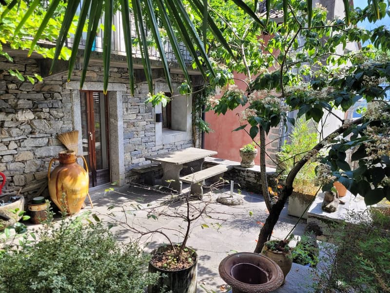 Terrasse mit Granit-Tisch