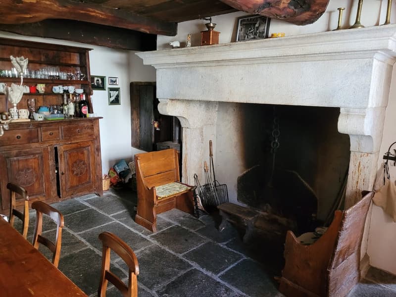 Wohnküche mit historischem Kamin