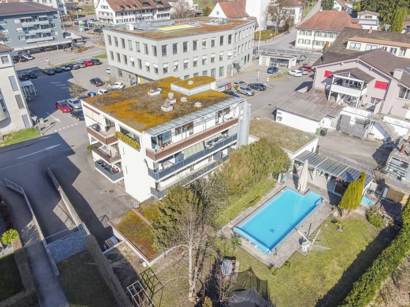 Attraktive Liegenschaft mit Zwei Wohnungen, Büro und traumhafter Aussenbereich in Unterkulm (AG)