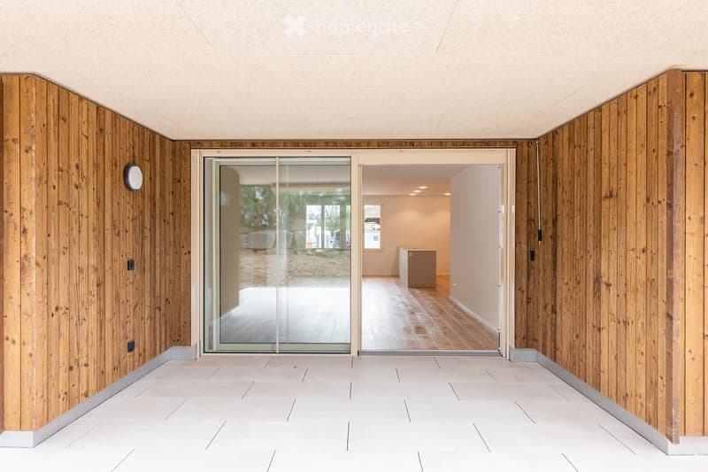 {"visible_features": [],    "type": "Room",    "description": "large sliding glass door, wooden walls, wooden floors",    "localized_descriptions":        {        "EN": "Room: large sliding glass door, wooden walls, wooden floors",        "DE": "Zi
