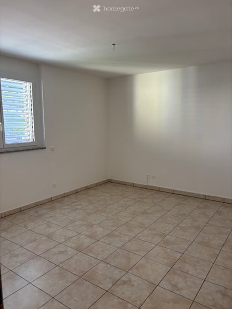 empty room, white walls, tiled floor, window with blinds