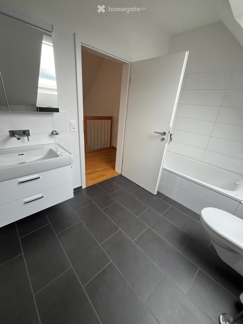 bathroom with sink, mirror, and bathtub