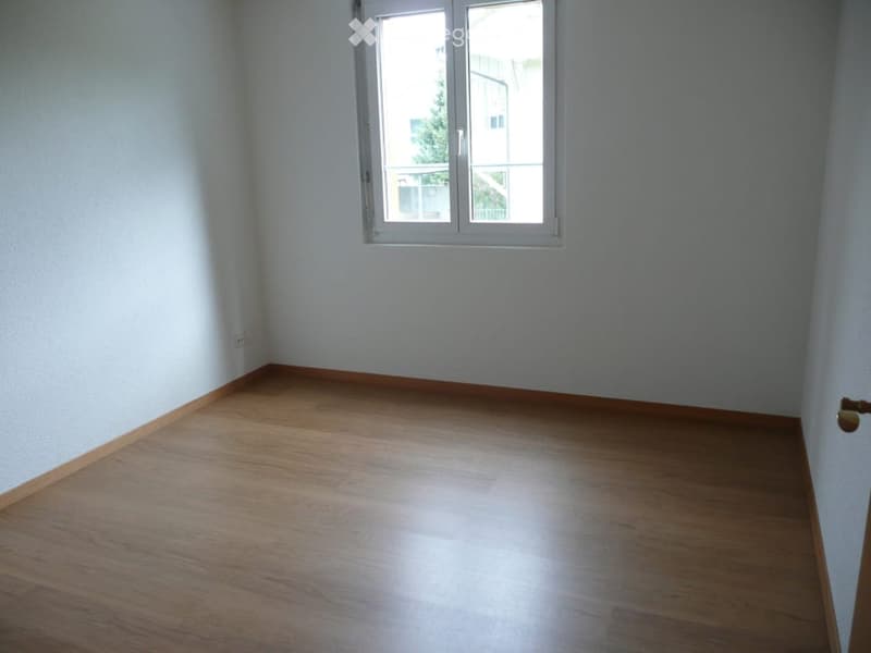 {"visible_features": [],    "type": "Room",    "description": "Empty room with white walls, wooden floor, large window",    "localized_descriptions":        {        "EN": "Empty room with white walls, wooden floor, large window",        "DE": "Leer