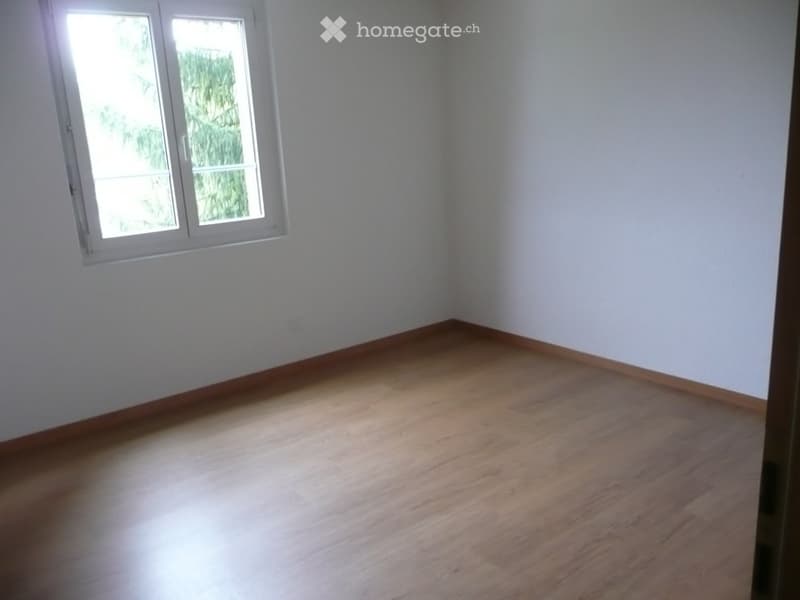 {"visible_features": [],    "type": "Room",    "description": "empty room, white walls, wooden floor, window, bright light",    "localized_descriptions":        {        "EN": "Empty room: white walls, wooden floor, window, bright light",        "DE