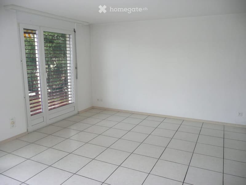 {"visible_features": ["Balcony / Terrace"],    "type": "Room",    "description": "Empty room with white tiles, sliding glass doors, white walls, power outlets, and a balcony view",    "localized_descriptions":        {        "EN": "Empty room: white