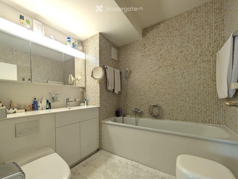 Bathtub, toilet, sink, mirror, towels, washing machine