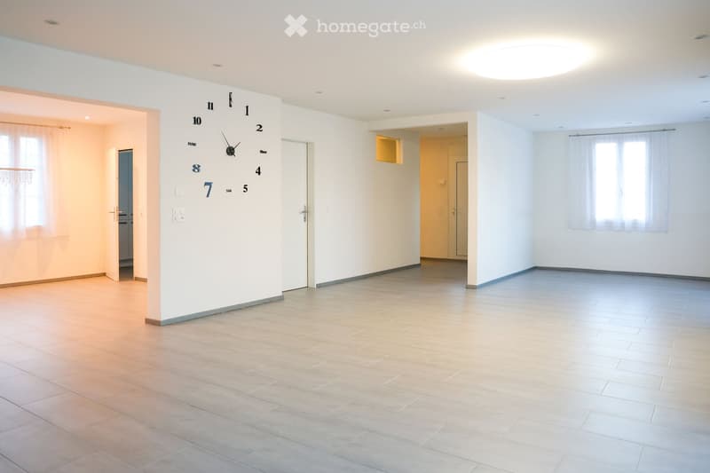 empty room, white walls, wooden floor, large window, round ceiling light