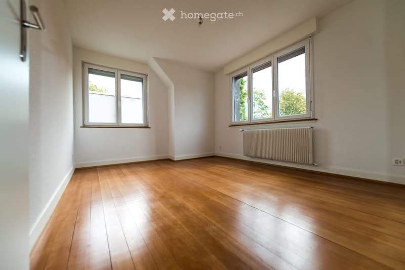 empty room, wooden floors, white walls, two windows, central heating