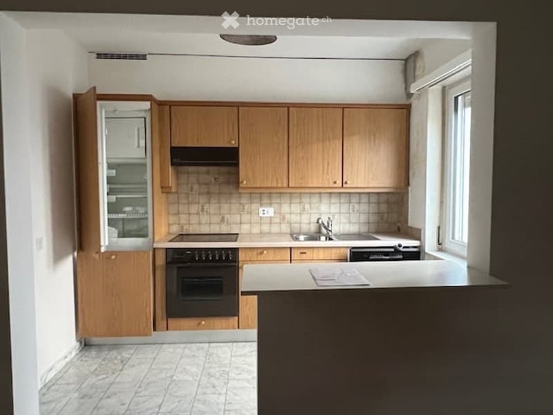 wooden cabinets, tiled backsplash, electric stove, refrigerator, kitchen island, sink with faucet