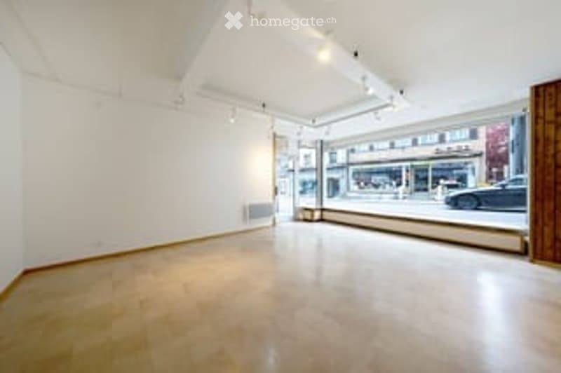 empty room, white walls, wooden floor, large windows, ceiling lights