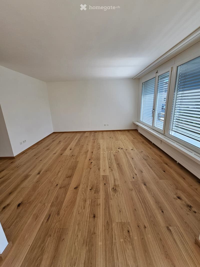 empty room, hardwood floors, white walls, large windows, power outlets