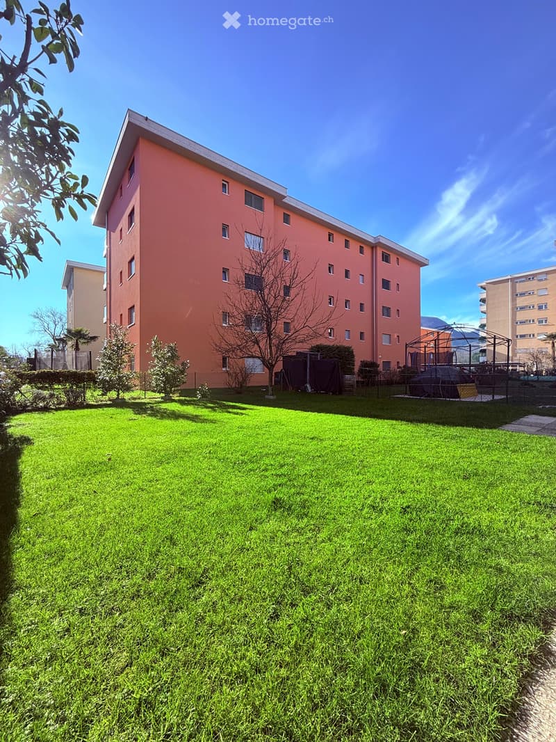 Dove il verde incontra la città: 4.5 locali con giardino privato (2)
