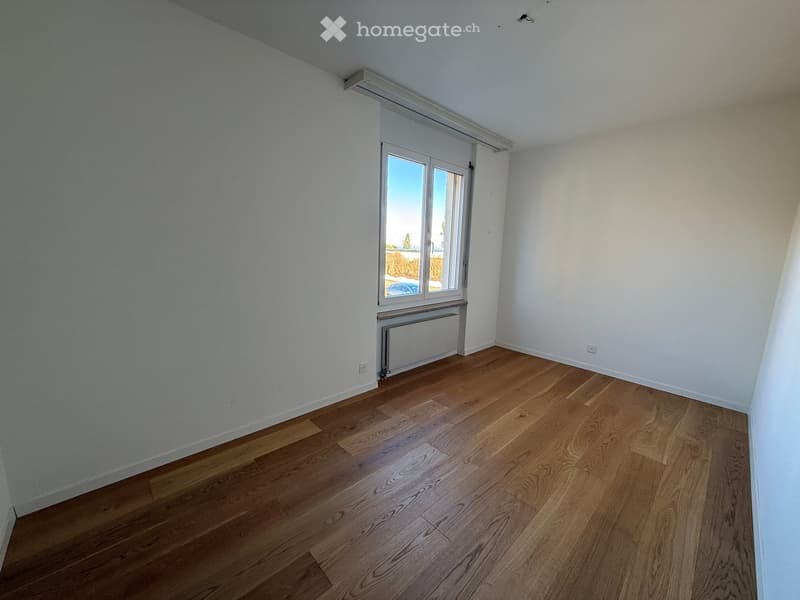 empty room, white walls, wooden floor, double window