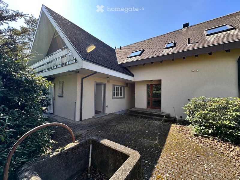 Detached house, 2 floors, brown roof, white walls, balcony, brick driveway, plants