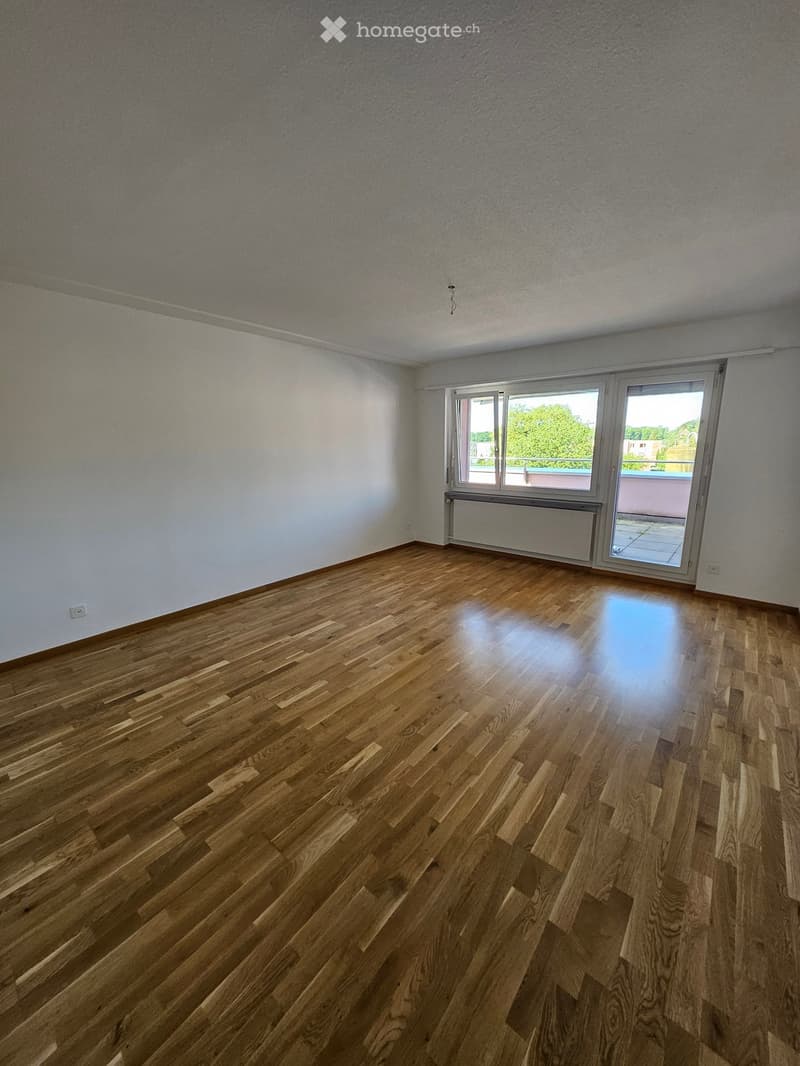 empty room, hardwood floors, sliding doors, power outlets, no furniture