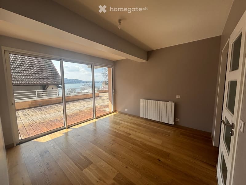 empty room, wooden floor, sliding glass doors, balcony, radiator, view of the lake