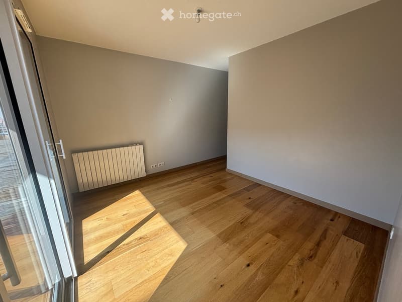 empty room, wooden floor, white walls, sliding glass door, white radiator