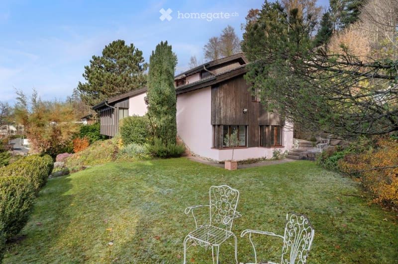 Detached house, wooden exterior, pink walls, large garden, trees, lawn, outdoor seating