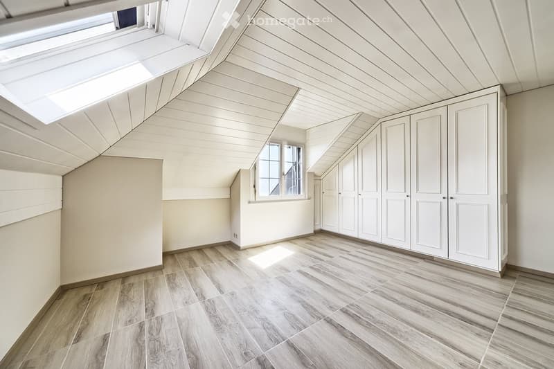 empty room, wooden floor, white walls, white ceiling, windows, built-in wardrobes