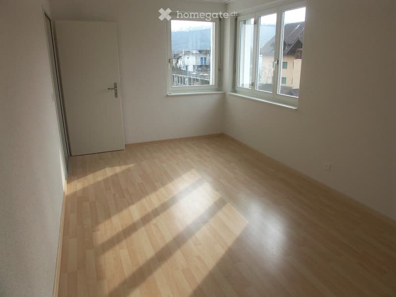 empty room, wooden floor, white walls, 2 windows, door