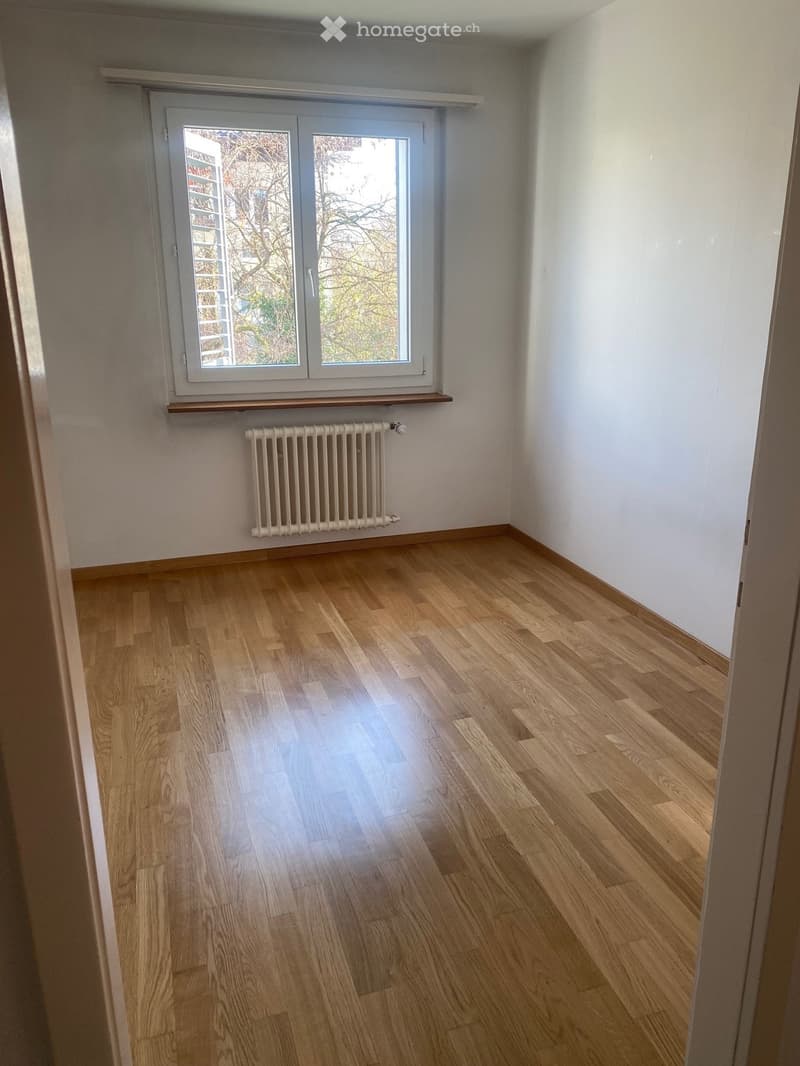 empty room, wooden floor, white walls, window, radiator