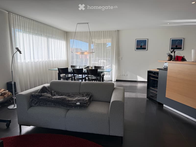 Möblierte 4.5-Zimmer-Wohnung in Wollerau (2)
