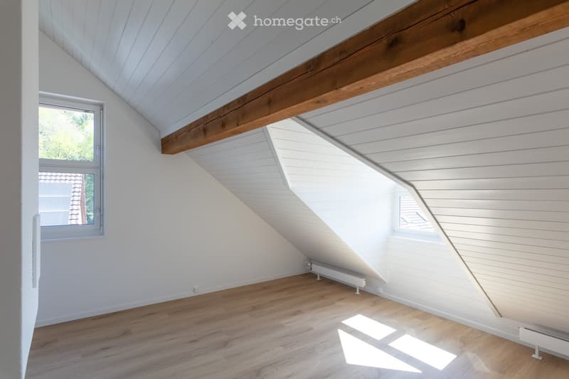 empty room, wooden floor, white walls, wooden beam, two windows, radiators