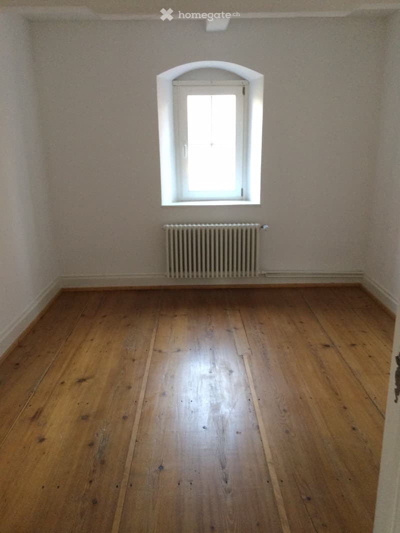 empty room, wooden floor, white walls, window, radiator