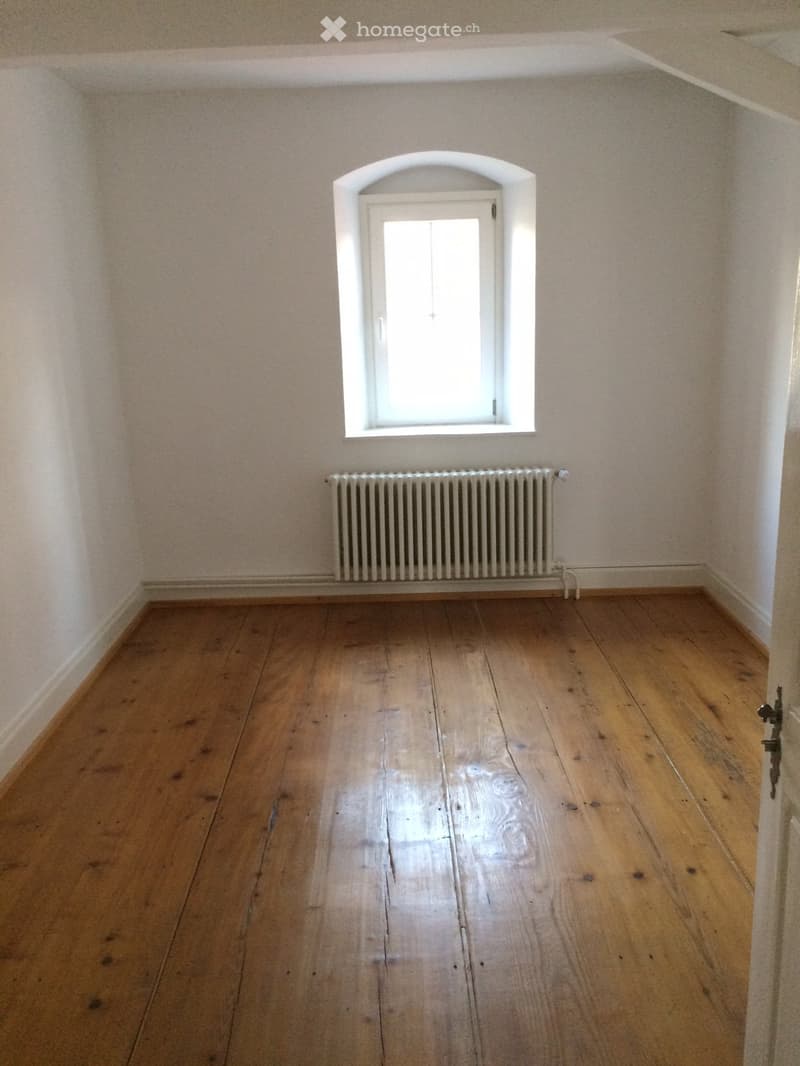 empty room, wooden floor, white walls, window, radiator
