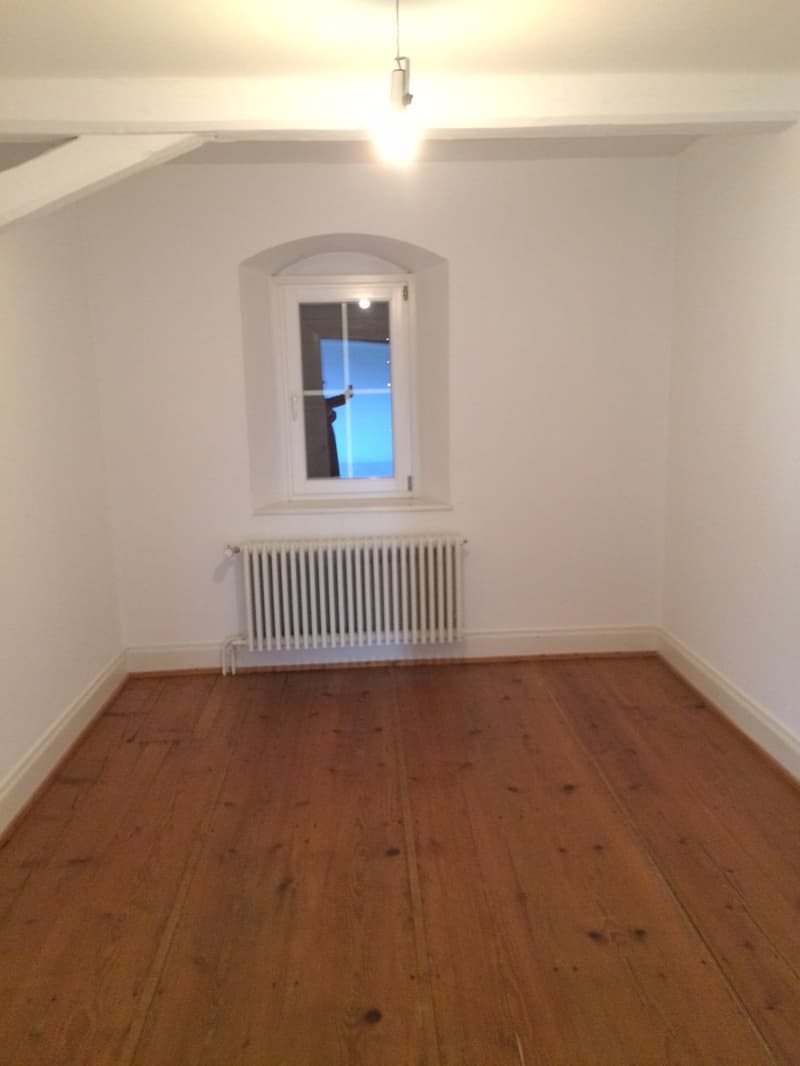 empty room, wooden floor, white walls, window, radiator
