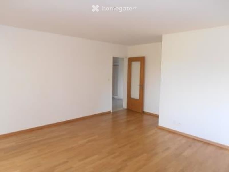 empty room, wooden floor, white walls, wooden door