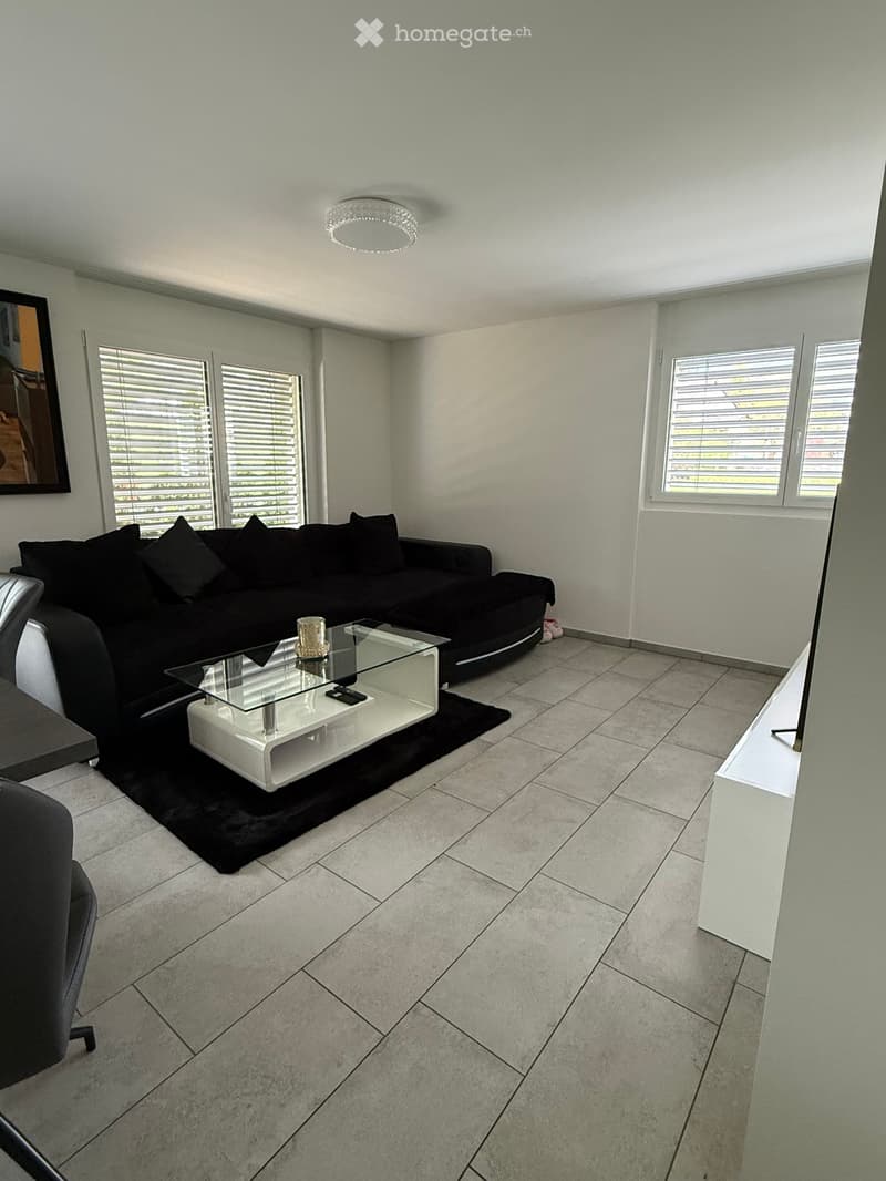 Moderne 3.5-Zimmer-Wohnung in Neubau mit Balkon und Garage (2)