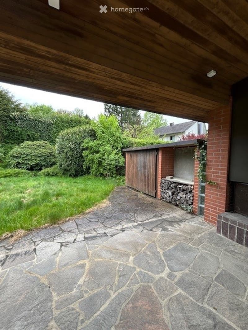 Freistehendes Einfamilienhaus an ruhiger Lage mit grossem Garten und Pool (16)