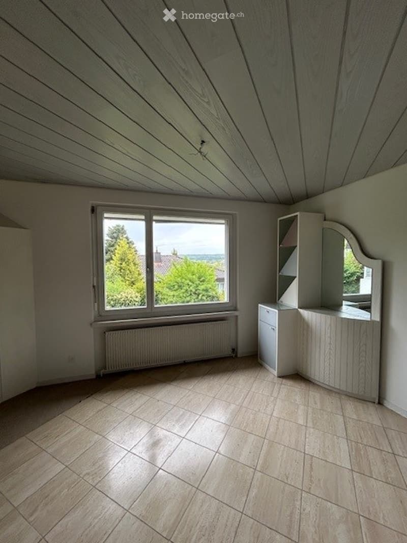 Freistehendes Einfamilienhaus an ruhiger Lage mit grossem Garten und Pool (5)