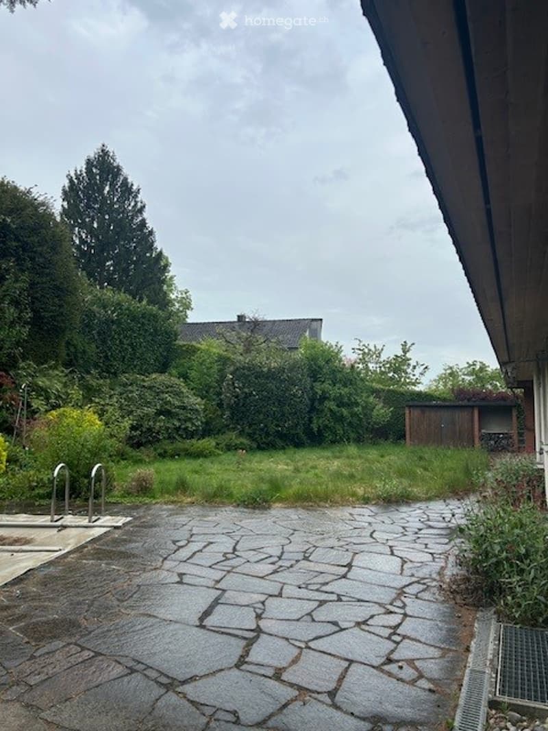 Freistehendes Einfamilienhaus an ruhiger Lage mit grossem Garten und Pool (19)
