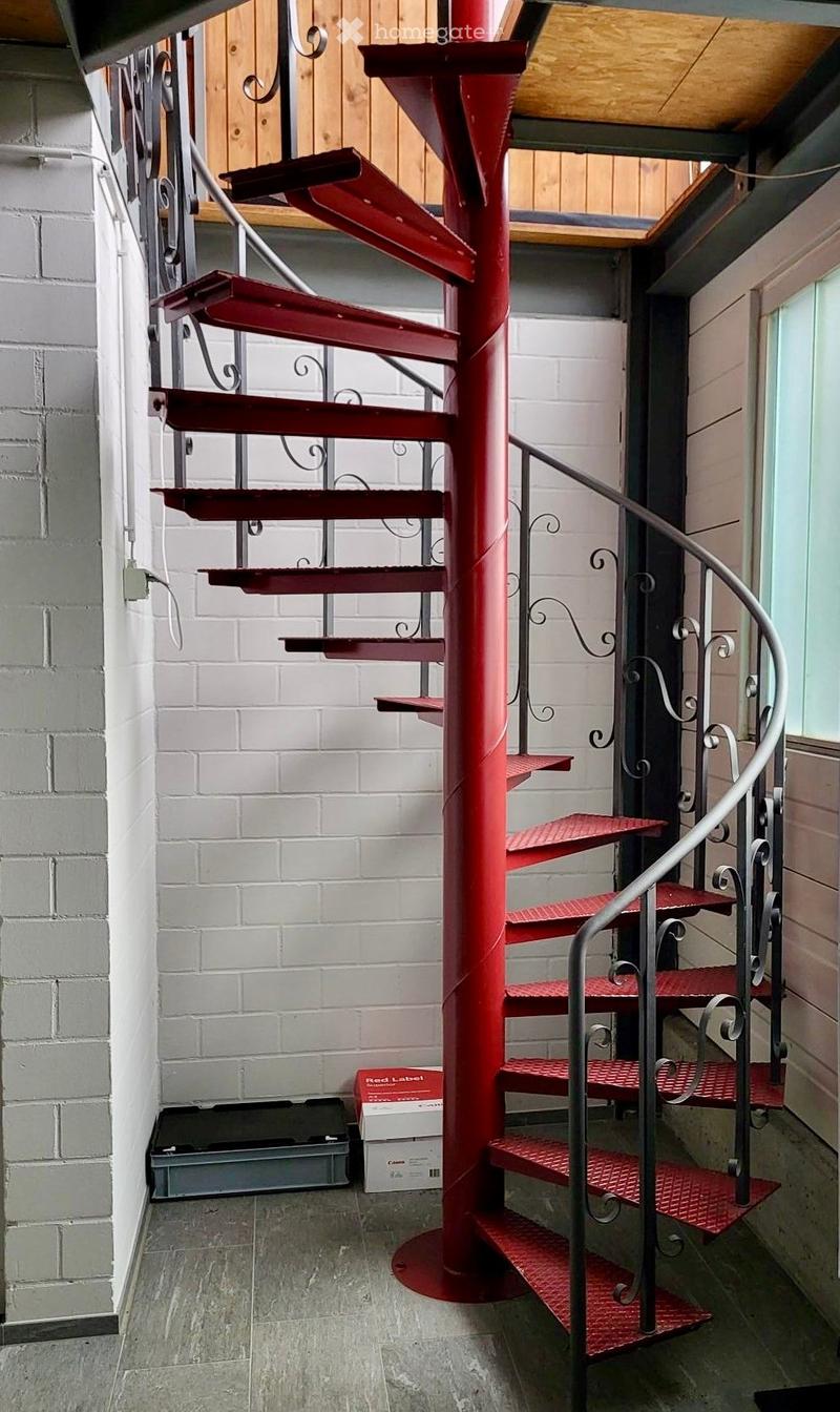 Treppe zu Büro- und Ausstellungsfläche