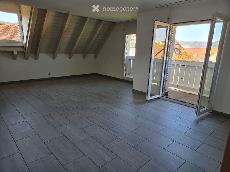 empty room, gray floor, sliding doors, windows, balcony