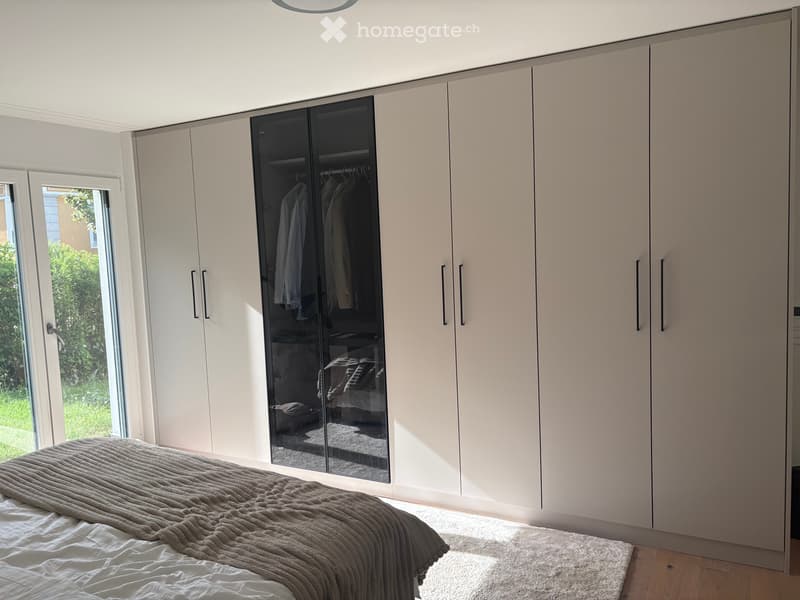 Hauptschlafzimmer mit Einbauschrank