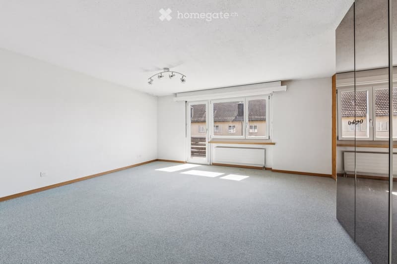 empty room, white walls, gray carpet, two windows, ceiling lights