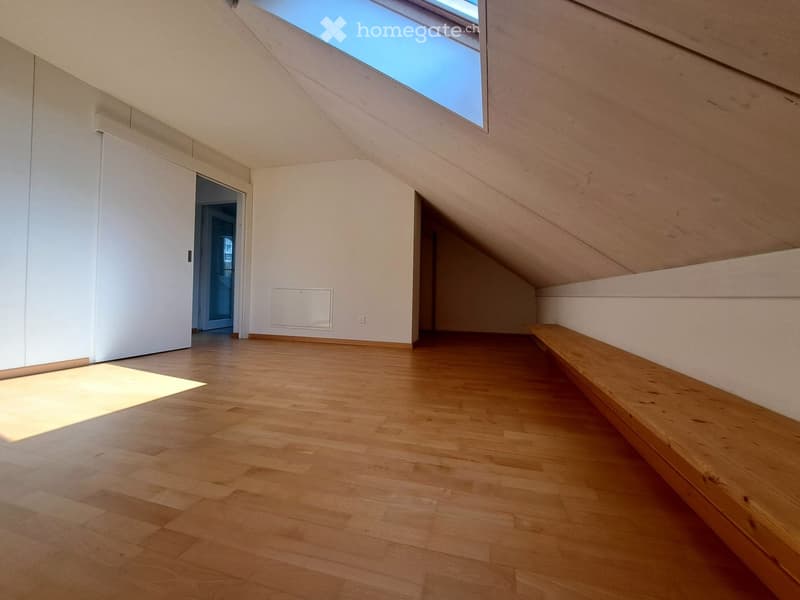 empty room, wooden floor, white walls, wooden bench, skylight